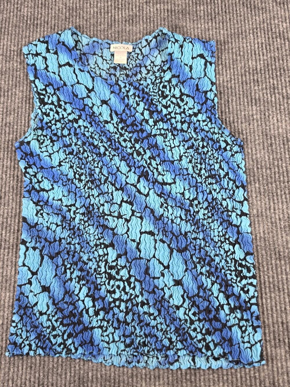 NICOLA Mulitcolor Blue Blouse Top Short Sleeve Size Medium Stretchy Crinkle Top